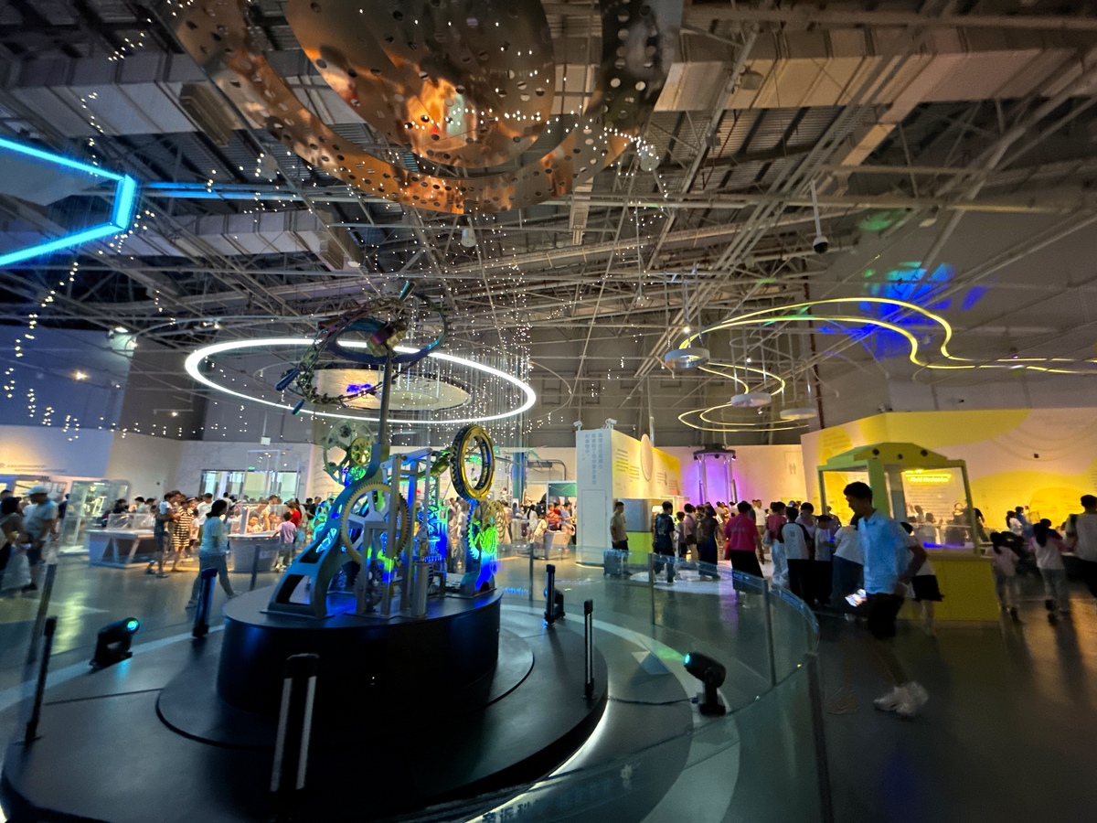 展览展销工作分为会展中心展区和镜泊湖综合体展区。各项设计施工工程已经全面开展。接着写