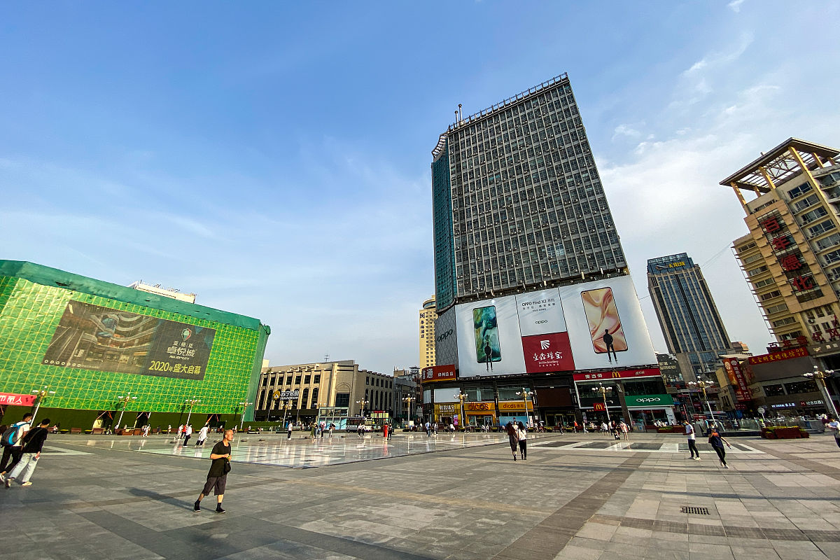 2020年5月20日,河南郑州,为了突显二七塔的庄严肃穆,广场周边建筑高度