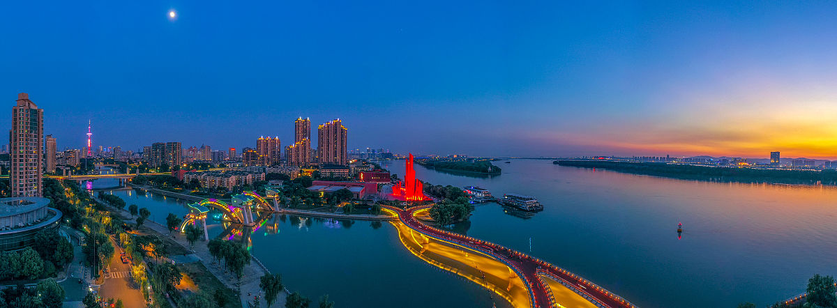 2021年6月22日,南京渡江胜利纪念馆夜晚亮灯,景色璀璨迷人.