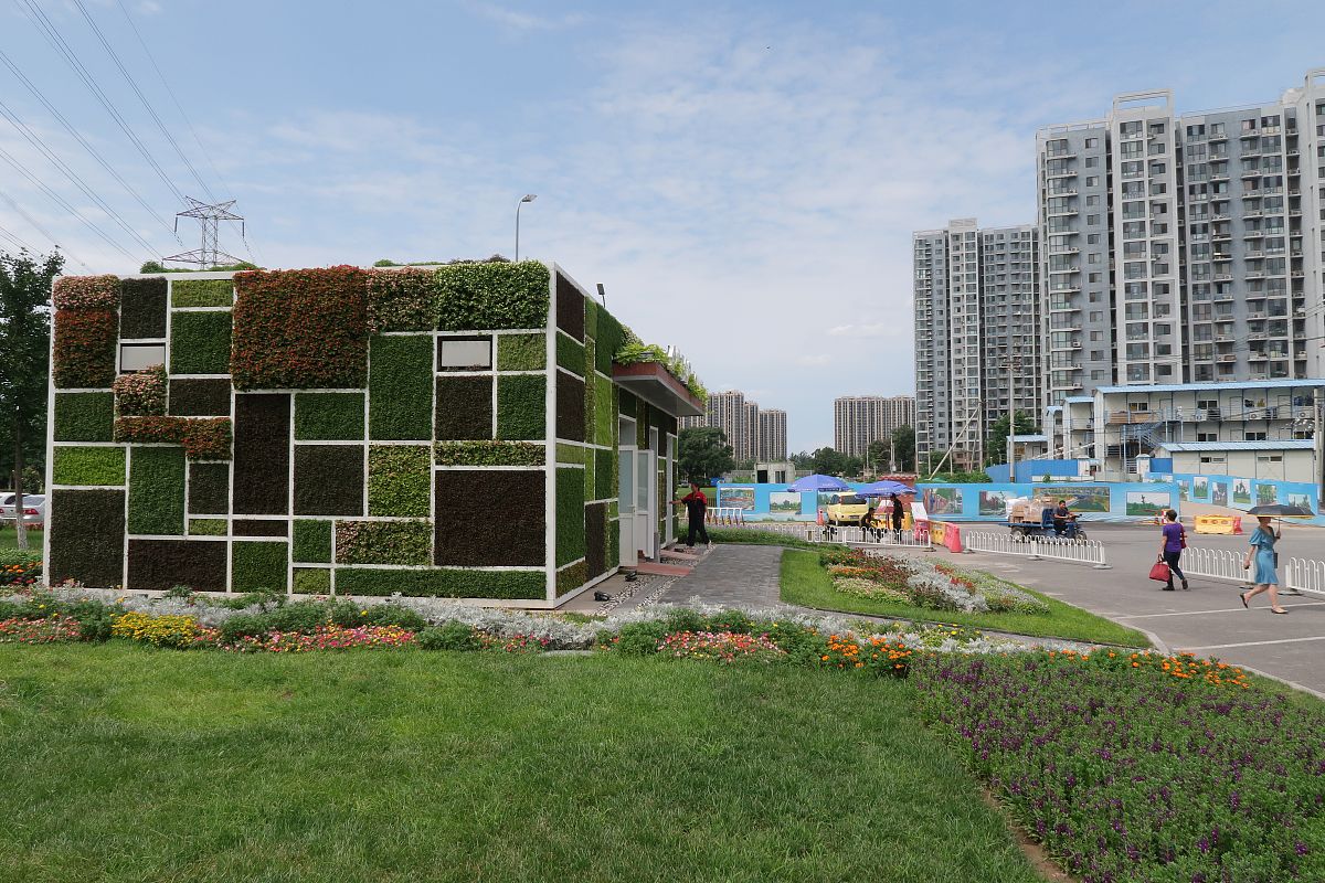 这是来自济南市历下区海信创智谷的施工现场案例花箱造景设计呈现美感在刚铺设好的地板区域摆上遮阳伞和简约轻奢户外家具质感满满夏日的浪漫时光是坐在遮阳伞下喝着下午茶度过的悠闲文案