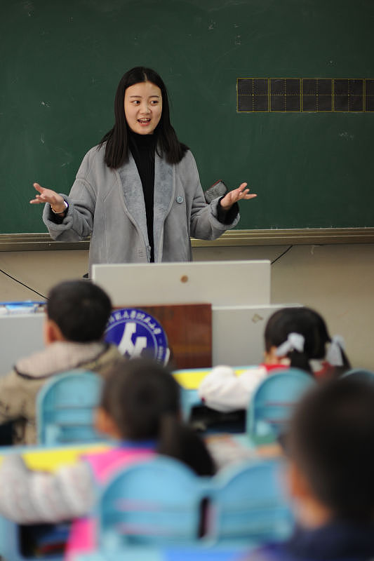 故事背景：王焰老师在成都及绵阳头部私立学校工作过在离职前是成都头部私立学校语文教师在执教过程中班级语文高考平均分达到了120以上。一位毕业多年现就职于中央某行政单位的学生在一次看望王老师的过程对王老师说成都的学生有非常多的名师教授而那些偏远地区的孩子基本享受不到这些优质的教育资源。受这句话影响王老师辞去了成都头部私立学校的职位选择了一所小县城的学校。根据以上材料以工作31年他从成都头部私立学校离职