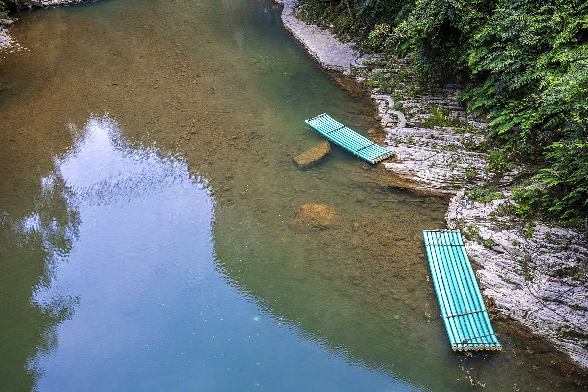 写一篇领导调研恩施市龙洞河情况的新闻