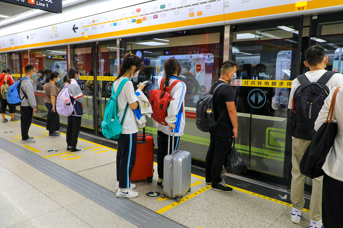 我正在做针对杭州地铁湘湖站及周边设施使用感受的的社会调查请帮我写一份该调查报告的摘要字数在300左右