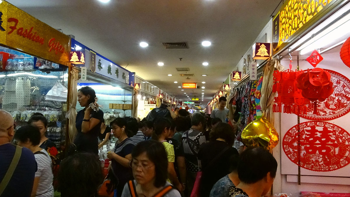 2017年9月13日,北京天意小商品批发市场,不少顾客前来扫货.