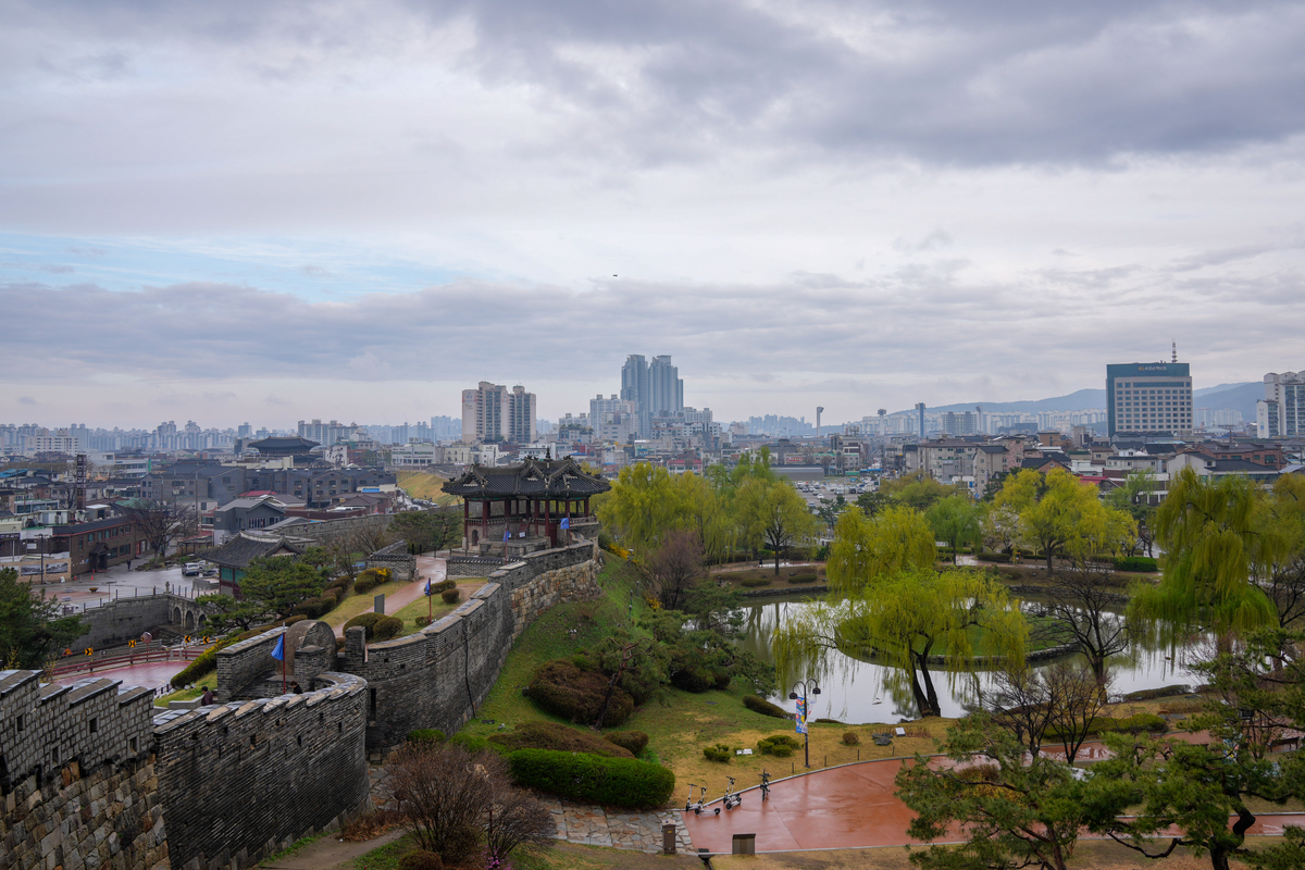 当地时间2026年4月4日,韩国京畿道,世界文化遗产水原