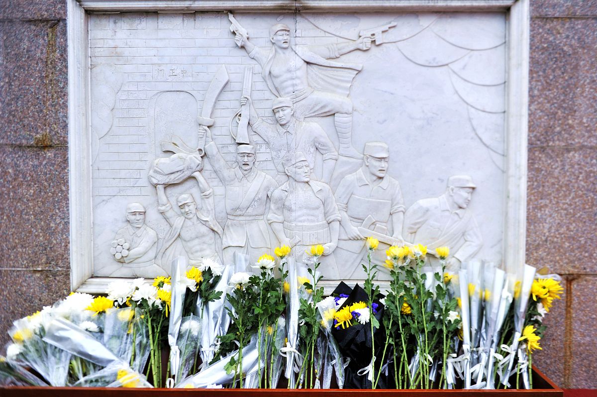 你能以赓续奋斗传薪火五四奋进新青年为主题结合具体的雨花台烈士的事迹写一篇演讲稿吗