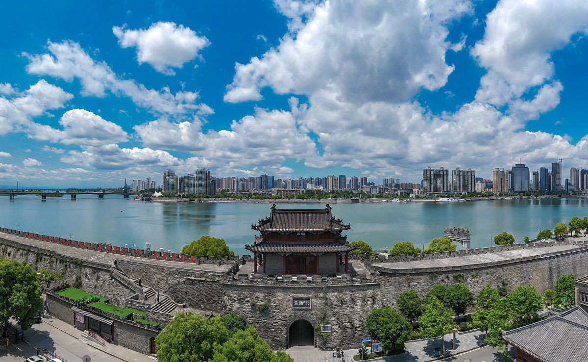 2020年5月8日,湖北省襄阳市,古城襄阳雨后迎来晴好天气,襄阳古城天空