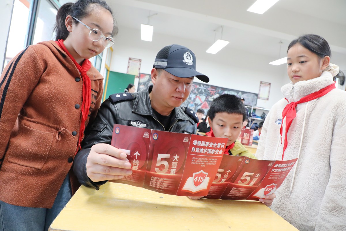 2026年4月13日,湖南省保靖县,民警在清水坪学校为学生