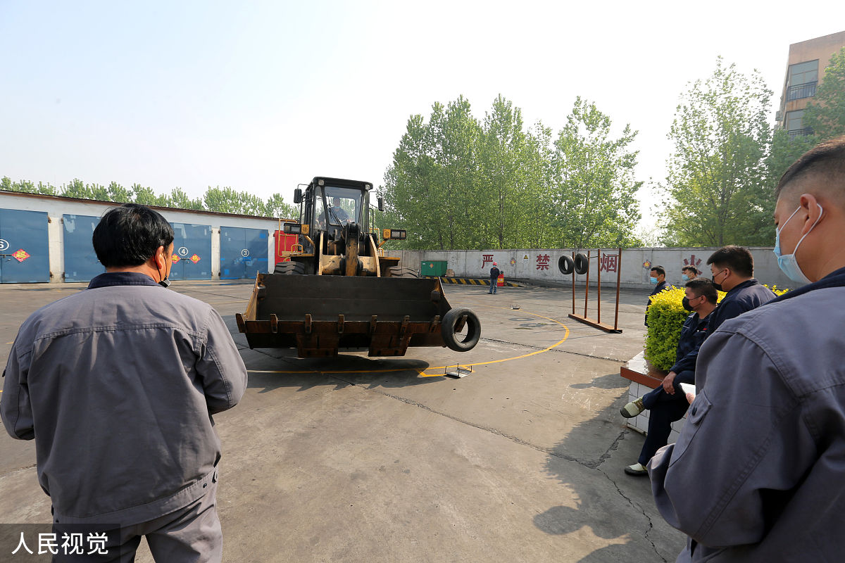 成都神钢技工学校2019+装载机维修与驾驶专业招生