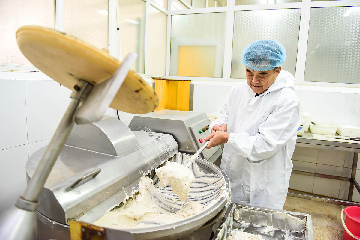 情侣餐厅运营计划：市场分析、经营策略和财务预测