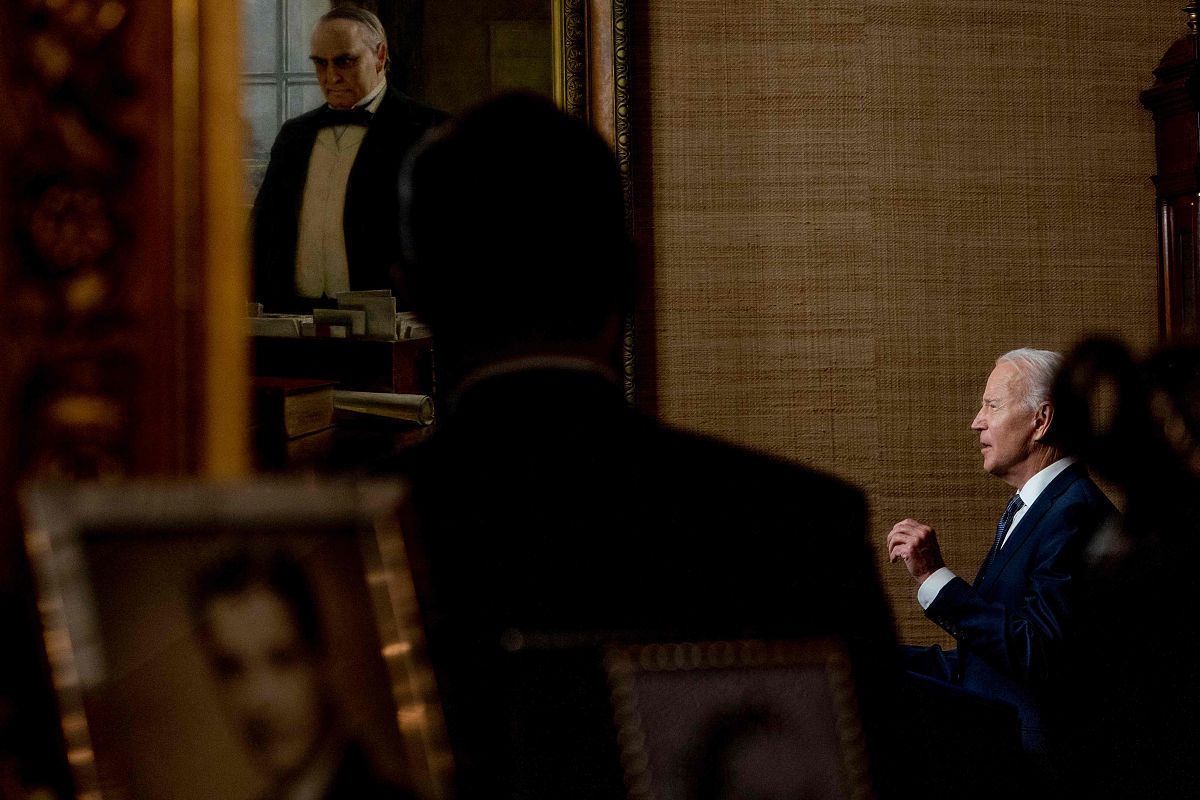 列举历届美国总统发布的《美国国家安全战略报告》中最显著的三个共同特征找出其中你认为最核心的特征并阐述其为什么是最显著的特征的理由。不少于500字