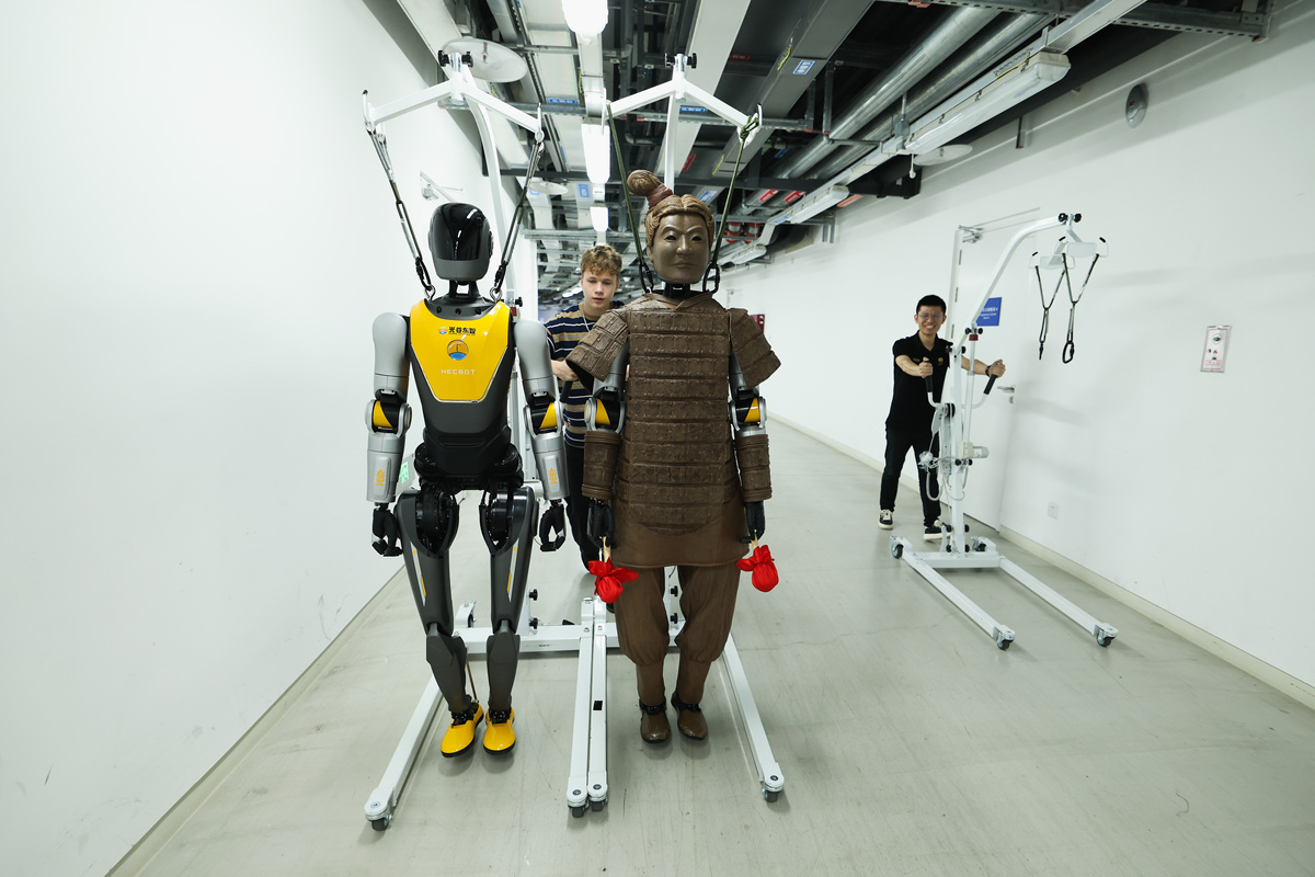 负重助力外骨骼研究综述：发展历程、设计原理和应用前景