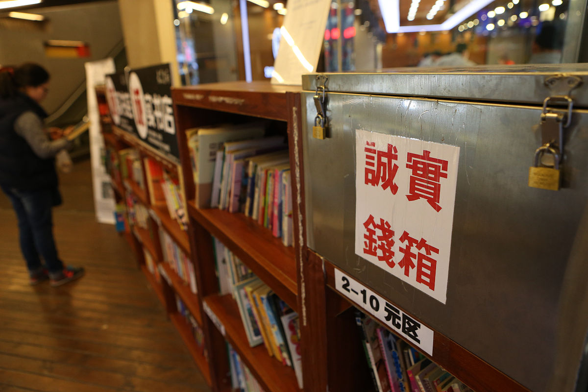 一个集团企业的运营总监主营业务是快消品覆盖全国批发和零售业务同时也有自建的电商平台现在想进行集团化卡券和会员积分管理覆盖到公司所有业务垮公司使用积分和卡券业务上和财务上应该如何处理？会计凭证应该怎么记账？