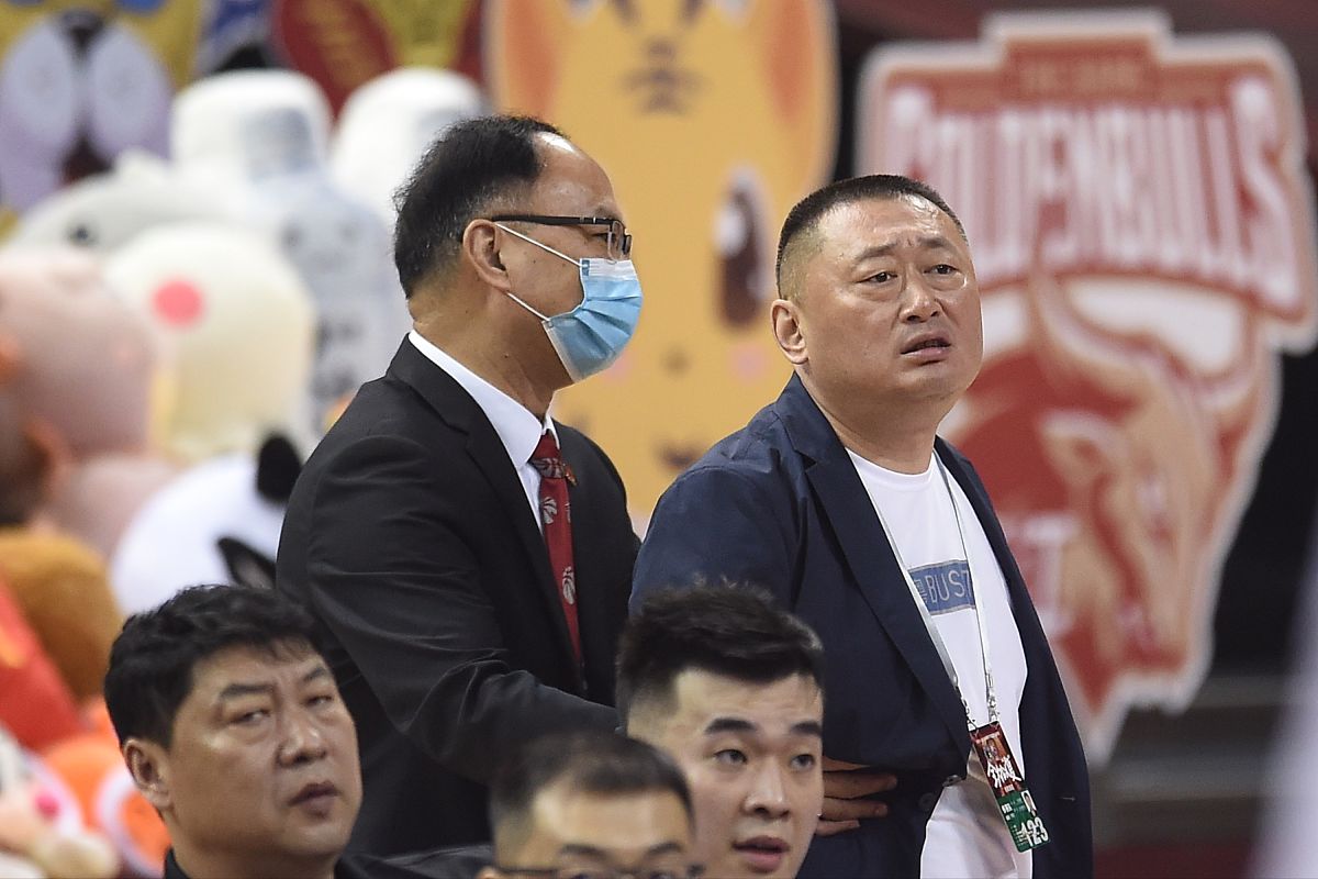 冯巩讽刺国足引发争议：对中国足球问题的思考和展望