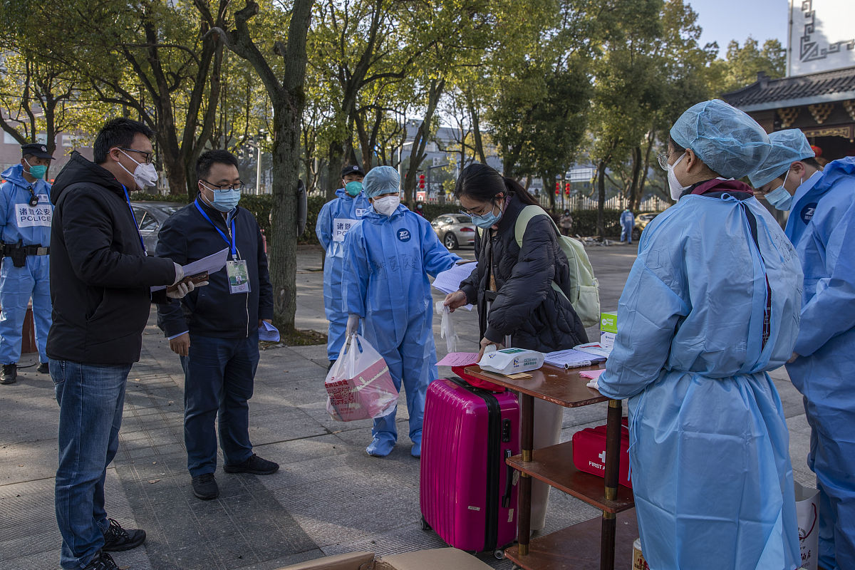 新冠疫情下大学生人格特质、社会支持与应激反应的关系 论文摘要：本研究旨在探究新冠疫情下大学生人格特质、社会支持与应激反应的关系。采用问卷调查法对某大学600名学生进行调查收集其人格特质、社会支持和应激反应等数据。研究发现大学生的人格特质、社会支持和应激反应存在显著差异其中外向性、亲和性和神经质是影响大学生应激反应的重要因素。此外社会支持对大学生应激反应具有显著的缓解作用。研究结果对于加强大学生心