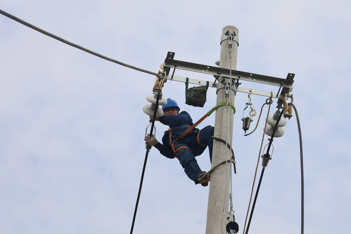 农村冬季电力线路维护面临的挑战：人力资源不足和技术水平低下
