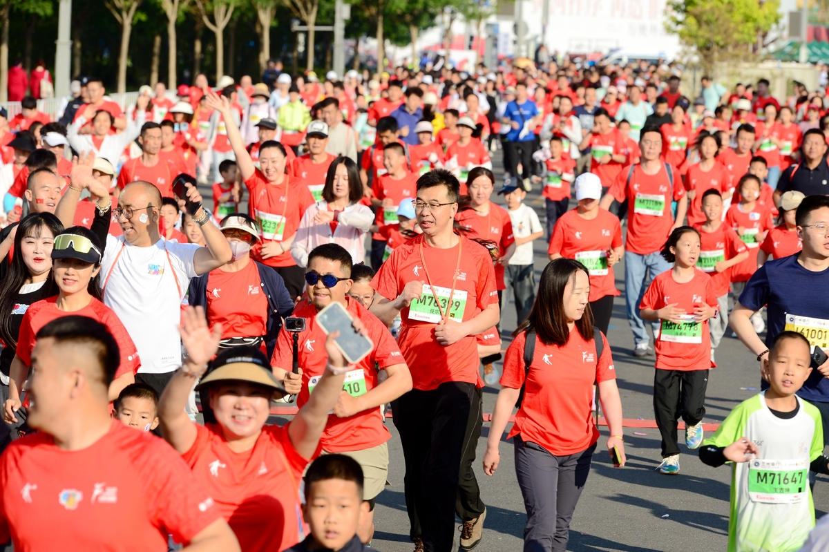 公司第三届趣味暨竞技运动会系列比赛之——5公里健康跑以此为题写一篇新闻稿