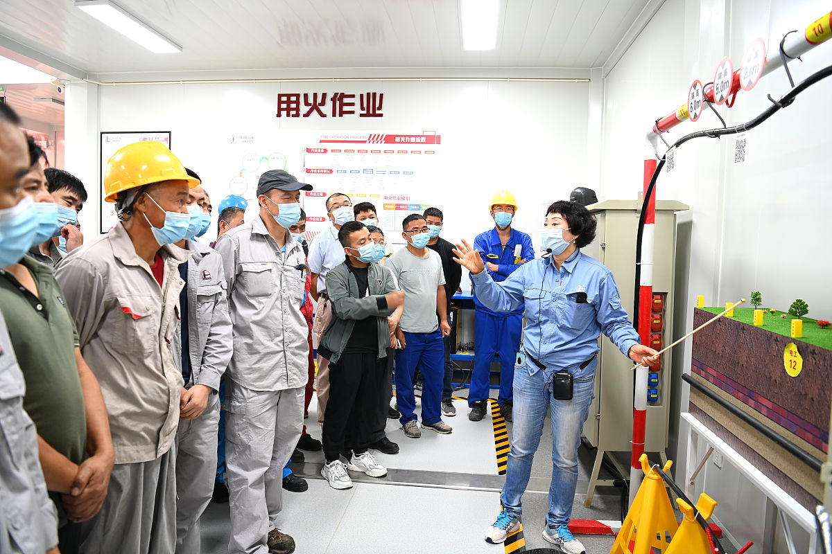 论述房屋建筑工程施工中针对影响工程质量人为因素提出的预防措施写成一段话格式不少于1000字。