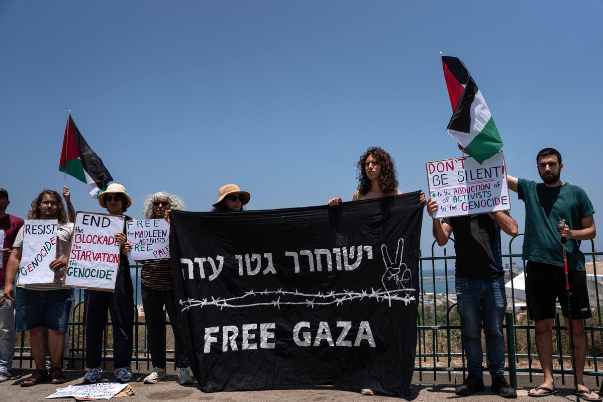 用散文体裁重新编辑以下文章彼时沙特外交部在一份详尽且罕见的官方声明中为OPEC+减产辩护。这个全球最大产油国之一和最大石油出口国说减产协议绝非在地缘政治冲突中选边站队而是基于石油市场现状、由全体OPEC+成员国一致同意的决定。就美方指责沙特支持大幅减产是站队俄罗斯的说法沙特外交部表示完全反对坚称这一决定纯粹出于经济考虑。