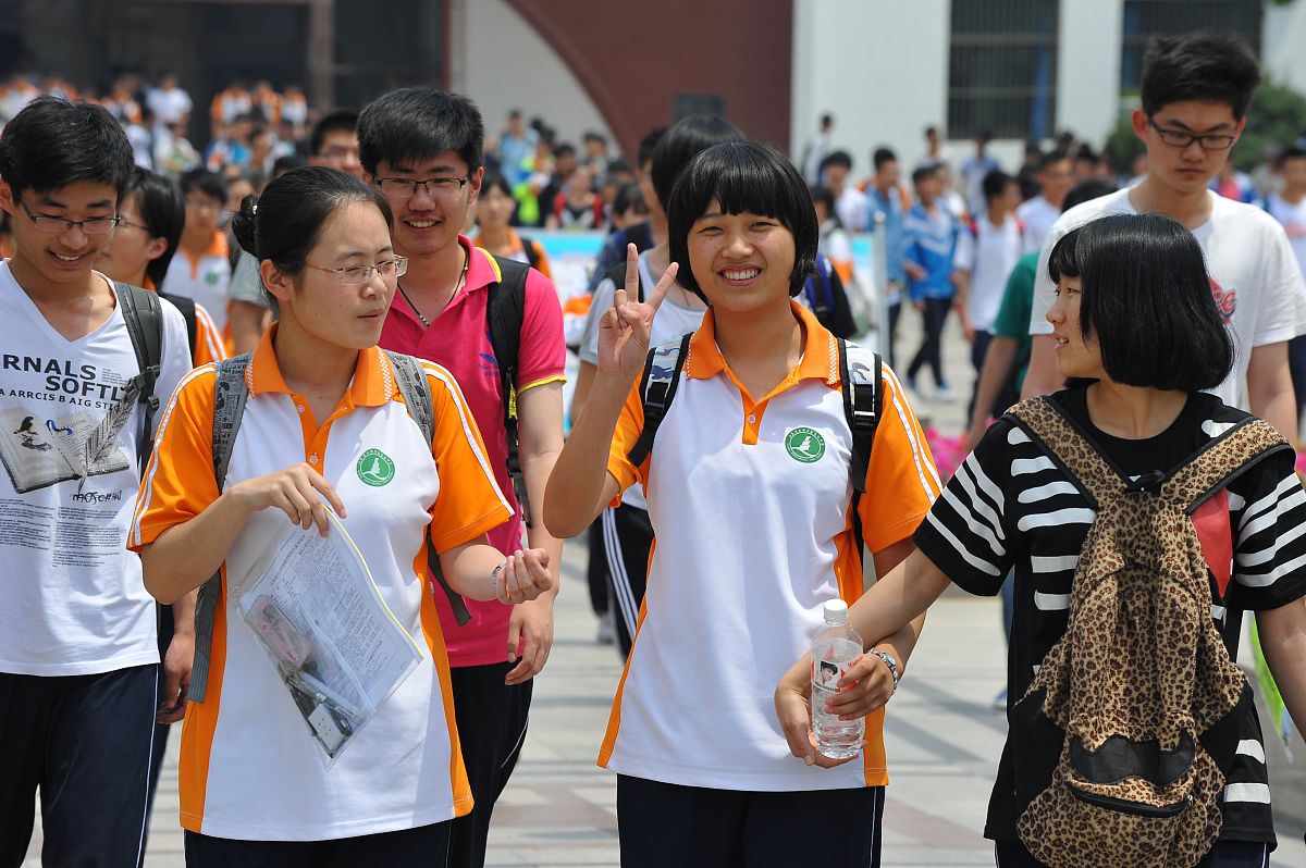 我的事迹有：海南省运动会志愿者、社团活动比赛、担任班级团支书任劳任怨根据我的事迹写300字的简介