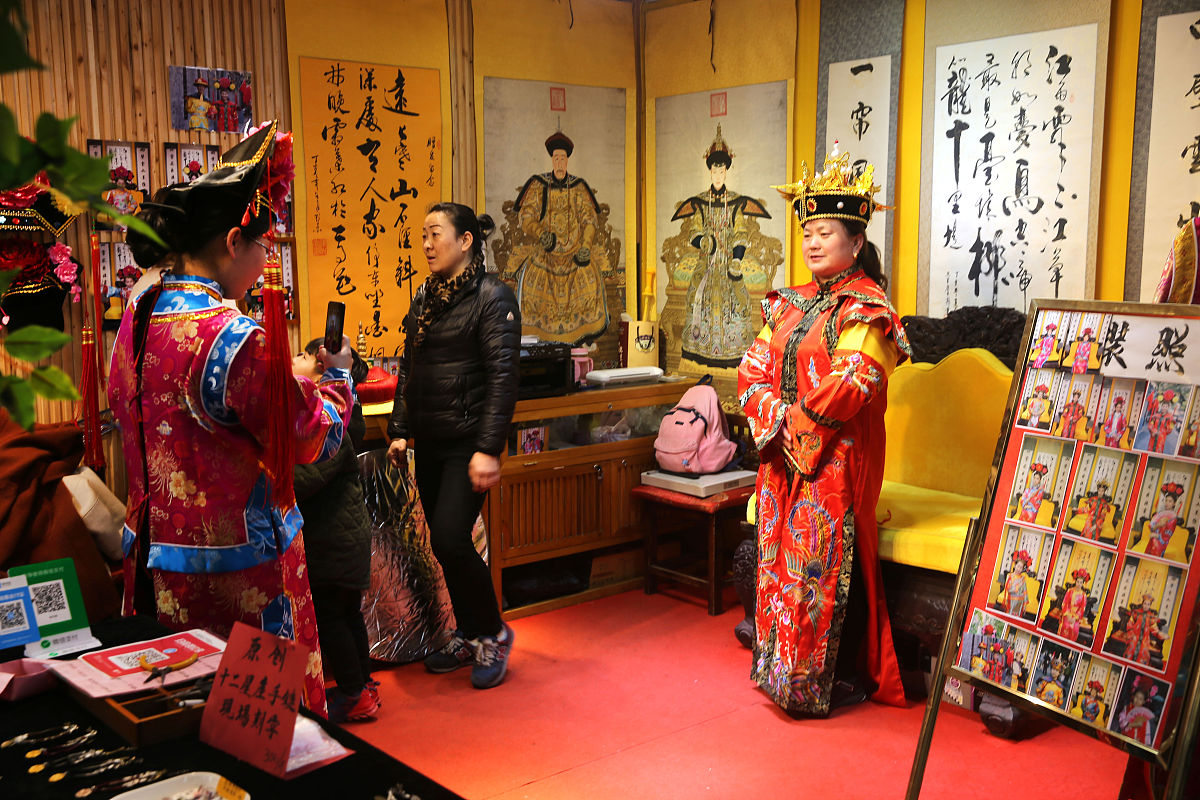 2018年2月26日,大批游客在北京南锣鼓巷游览,观赏老北京胡同巷子文化,