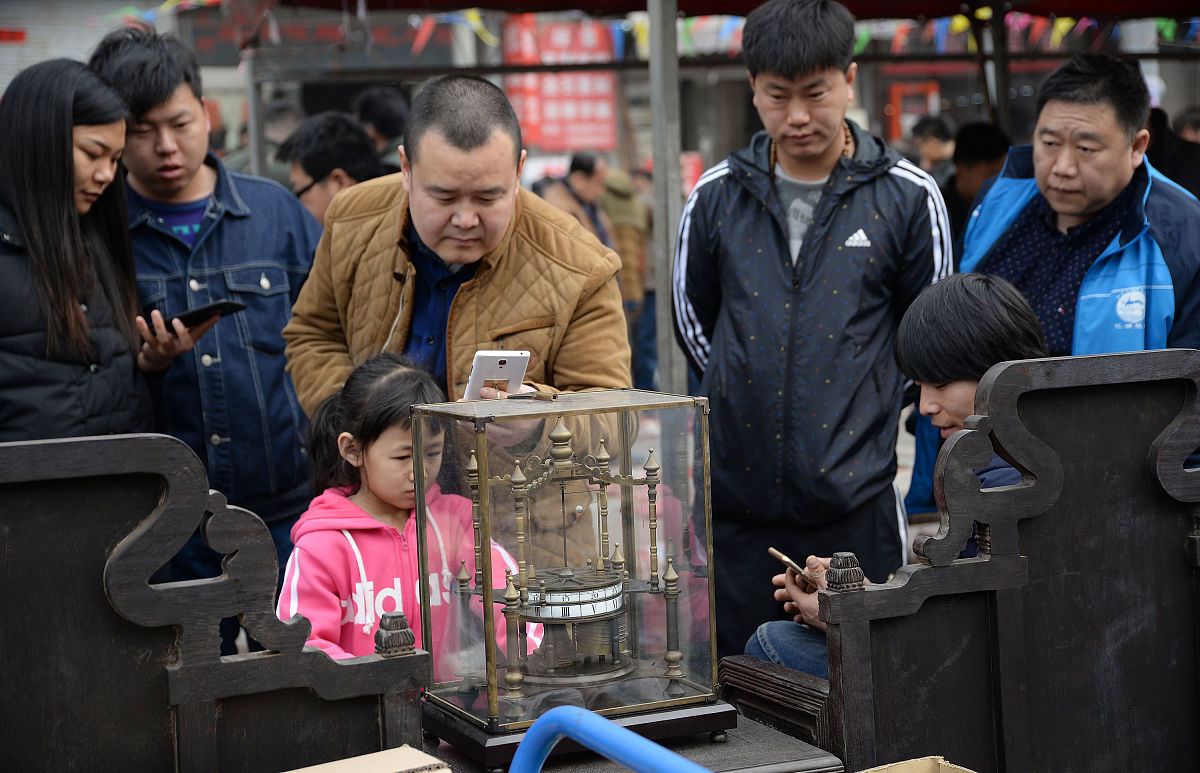 2017年03月11日,河北省邯郸市, 收藏爱好者在第二十届全国古玩艺术品
