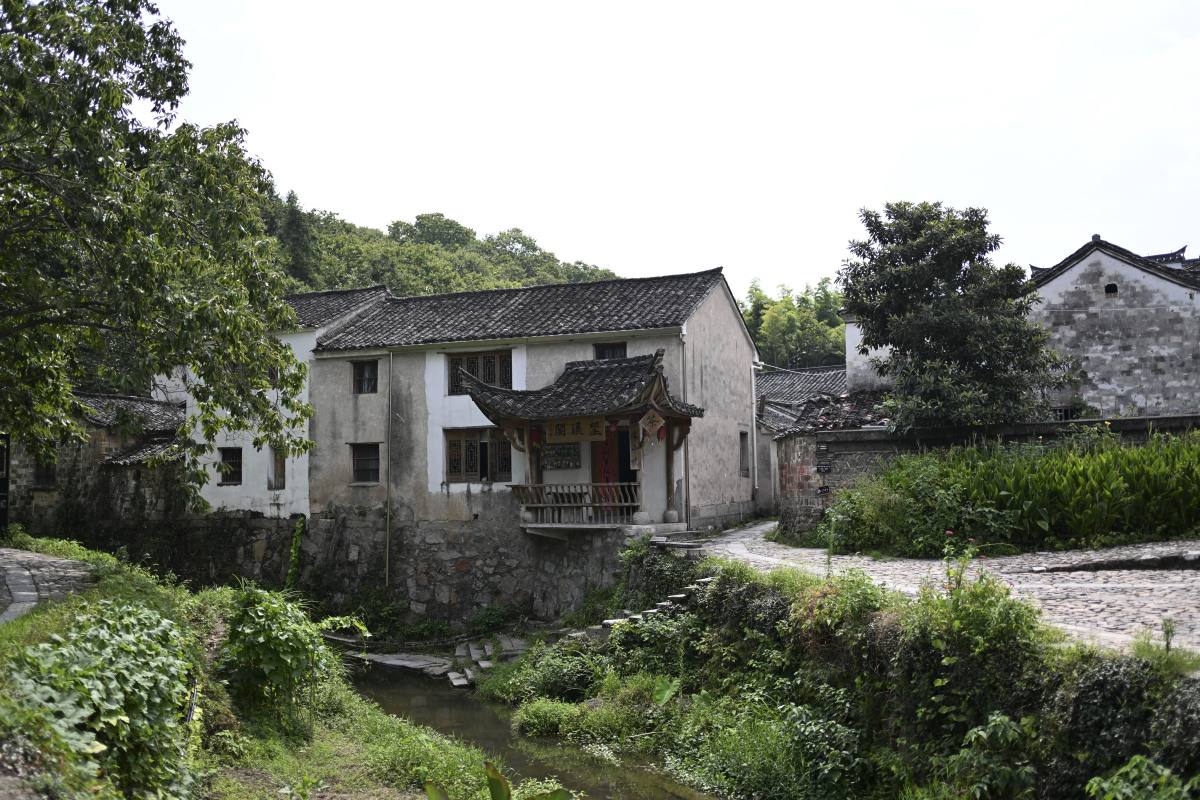 写一篇关于缙云旅游疗休养的宣传文案包含仙都、河阳古民居、岩下石头村、锦江