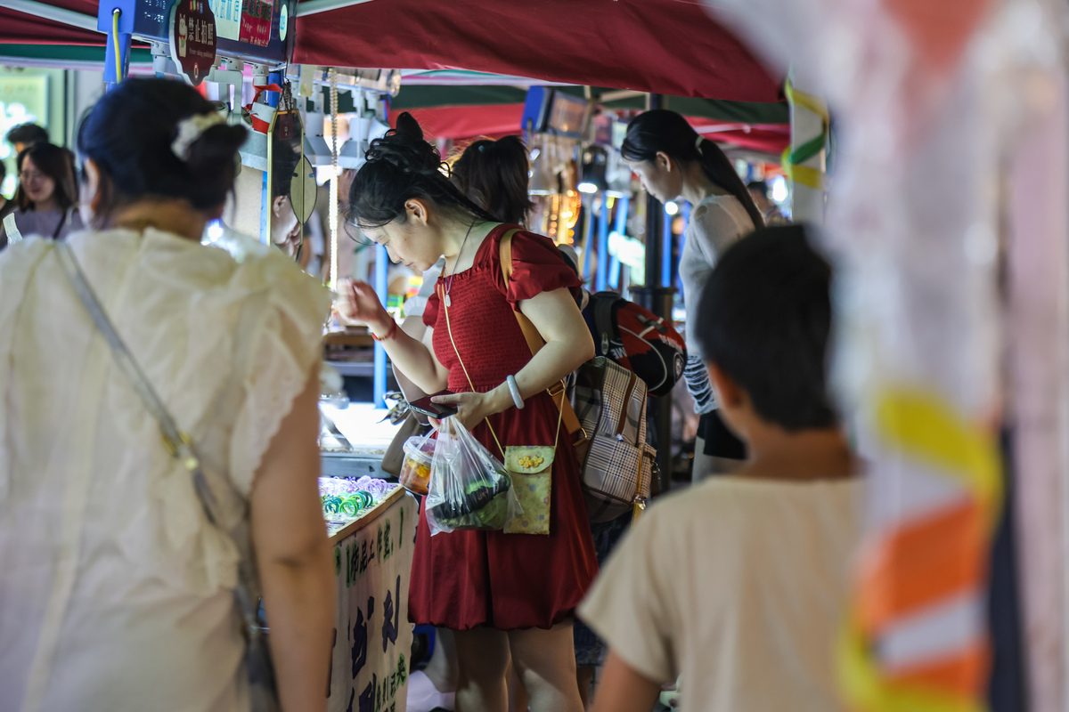 请按照购物趋势购物行为购物后评价的消费者旅程三个步骤分析青年顾客对潘家园鬼市的整体评价