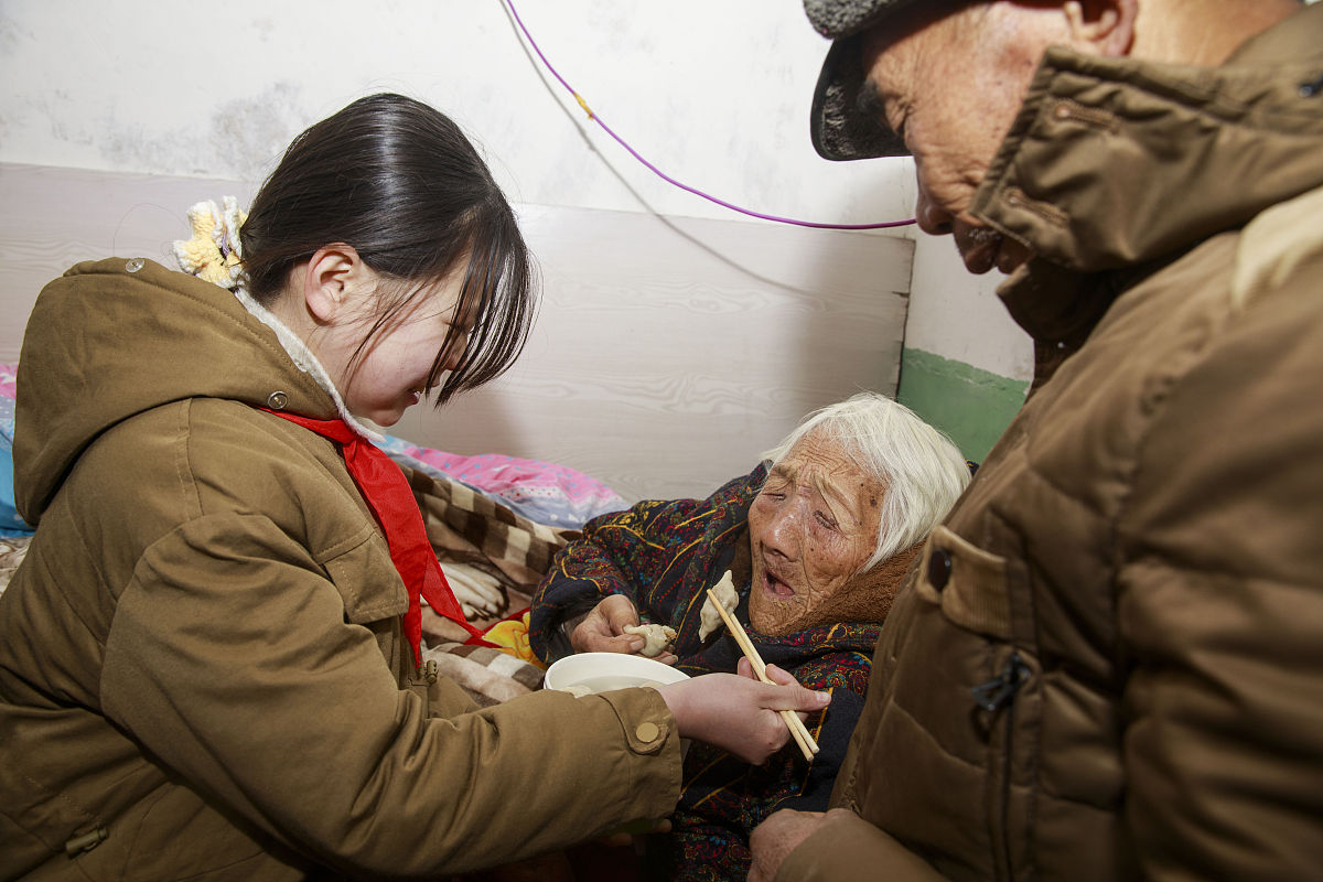 请描写一下一个老婆婆答应照顾婴儿的话