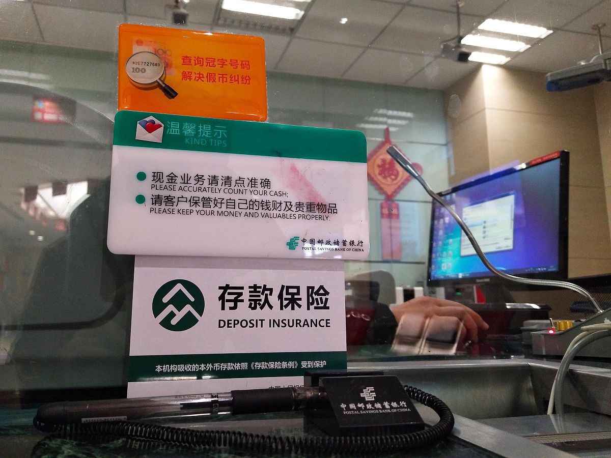 请对2021年邮政银行西安分行代理主要险种整理包括保险名称、万能险、分红险、连投险