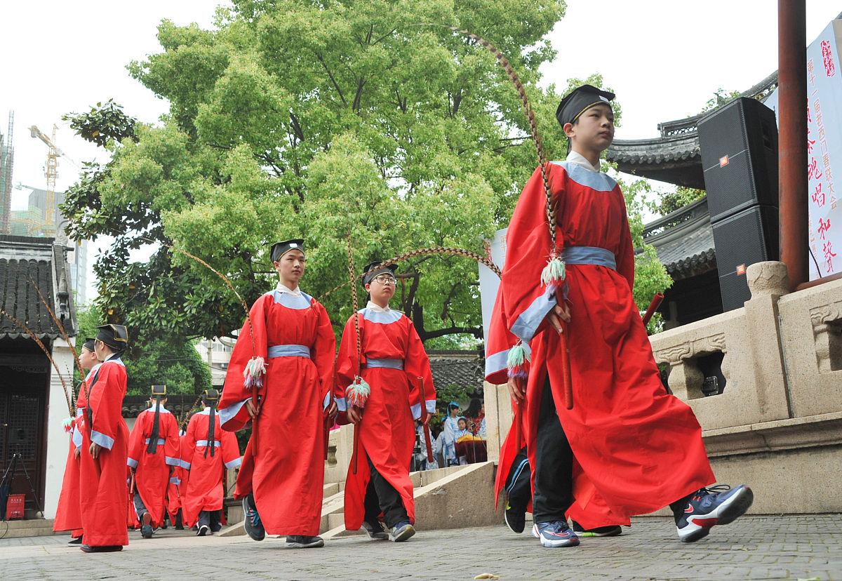 2016年5月7日,上海,两岸学生"百人百联楹联书法暨中华茶礼展示活动"如