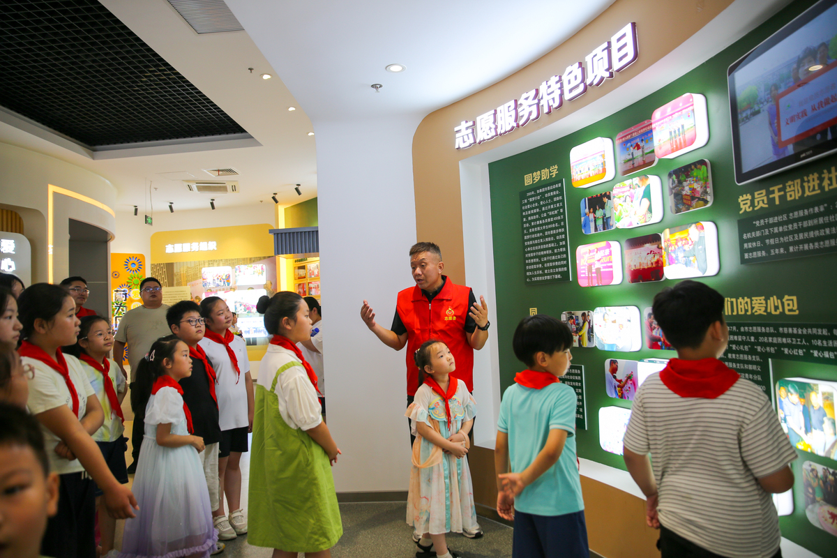 雷锋精神科技馆志愿服务活动圆满结束，传递爱心，推广科技