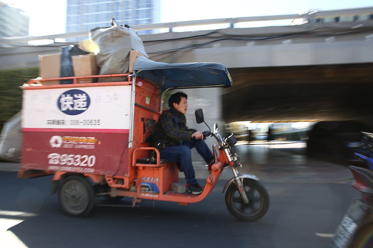 快递三轮车每个月扣款扣完款公司说不能归快递员所有