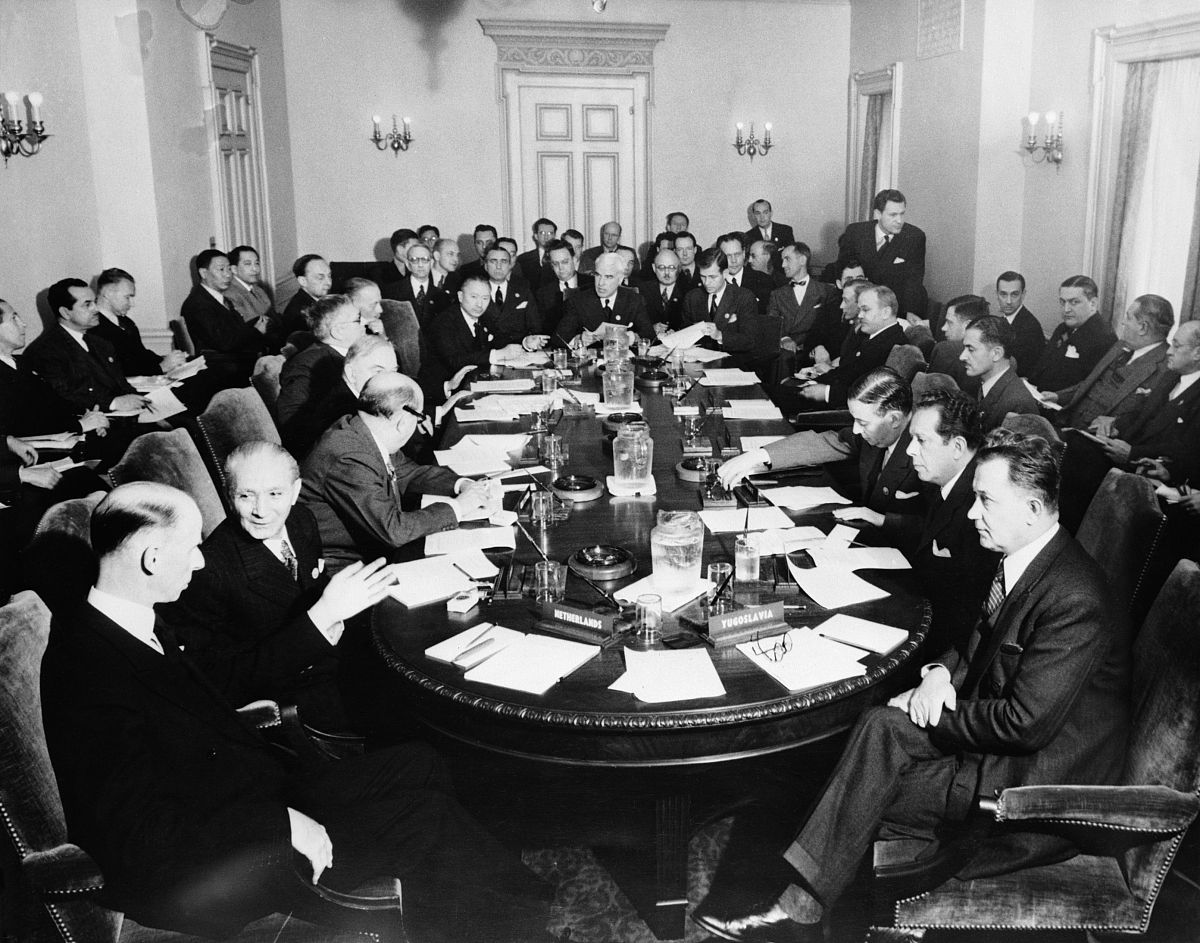 新中国成立后中苏关系的演变与影响：历史学博士视角