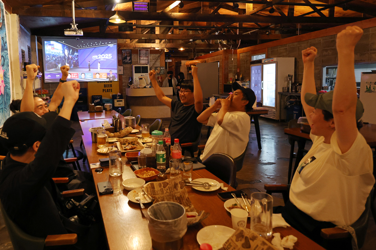 减除为名的咖啡酒馆slogan解除压力轻松去浪品牌风格是年轻的新潮的装做一个品牌策划