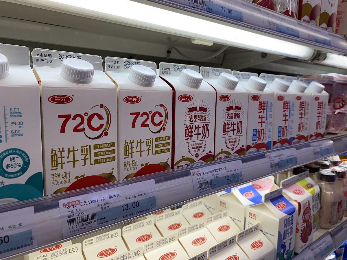 北京三元乳品厂京客隆超市消费者要求根据以上资料请以图的形式描述商业企业的物流构成。