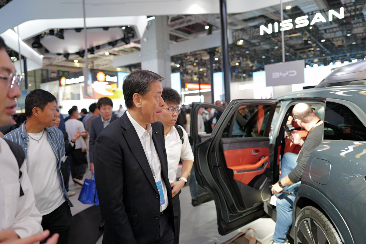 宝马在上海车展期间展台提供的免费冰淇淋中国人询问对方就说发完了没了！而外国人来了又免费发放造成恶劣影响请帮宝马写一份声明！