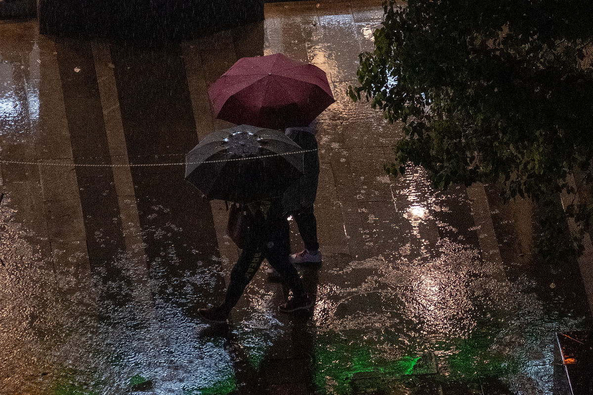 女朋友说这场雨让我穿了几年都没穿的短裤