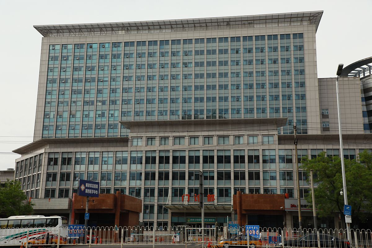 陆军总院帮我用200字详细描述