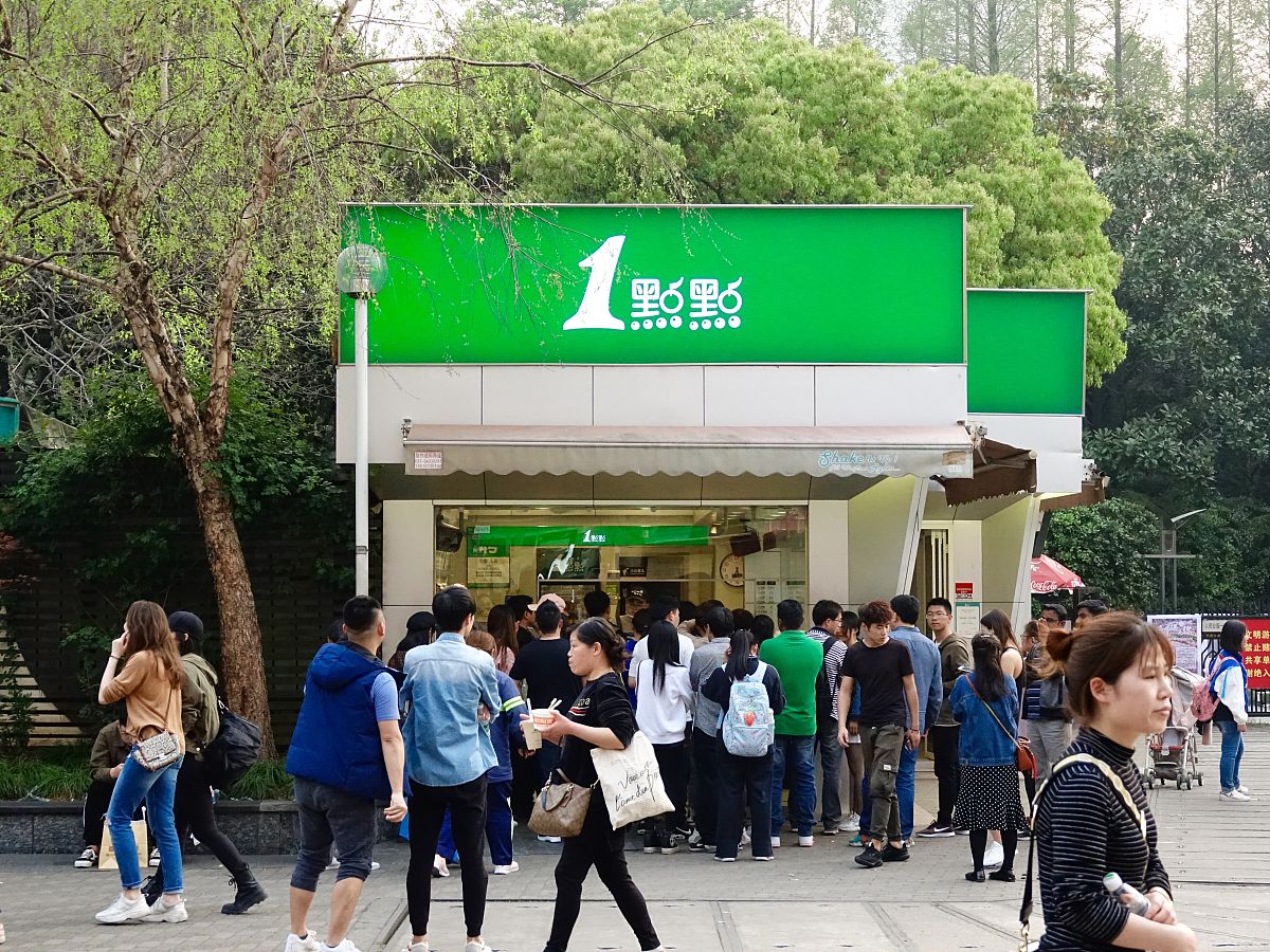 健康环保奶茶店名推荐：绿茵奶匠，清新之选！
