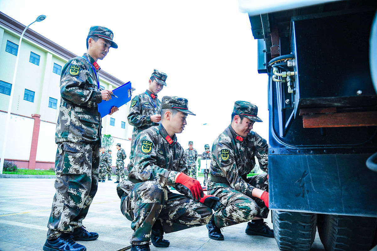 2020年10月15日,四川成都,一名参加鉴定的士兵正在进行汽车故障诊断与
