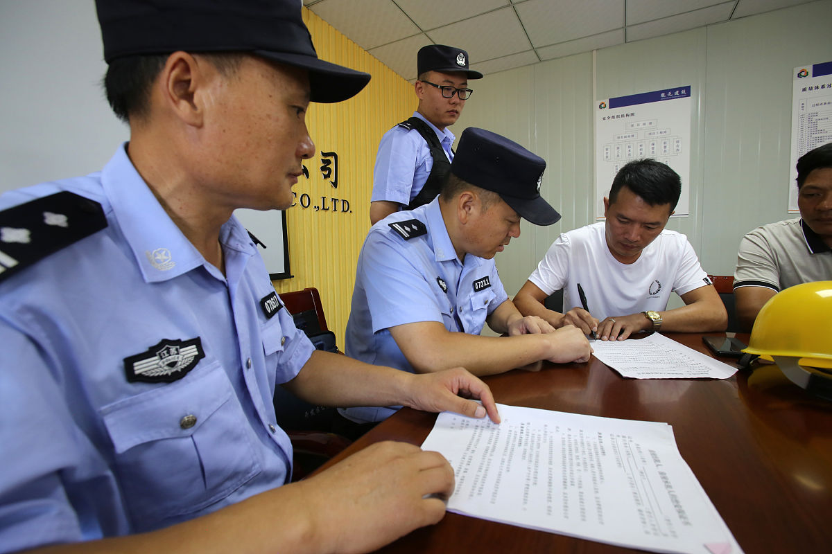 完善派出所师徒制中师徒结对途径1 自愿报名：派出所可以通过宣传、招募或者其他方式向警员征集师徒让有意愿的警员自行报名。2 经验匹配：派出所可以通过调查和了解警员的工作经验、专业技能、学历等方面结合需要进行师徒匹配。3 能力评估：派出所可以针对不同岗位对警员进行能力评估根据评估结果选择合适的师徒组合。4 口头或书面推荐：派出所可以邀请其他警员或上级领导为其推荐师徒。也可以要求师徒之间互相推荐。5 随