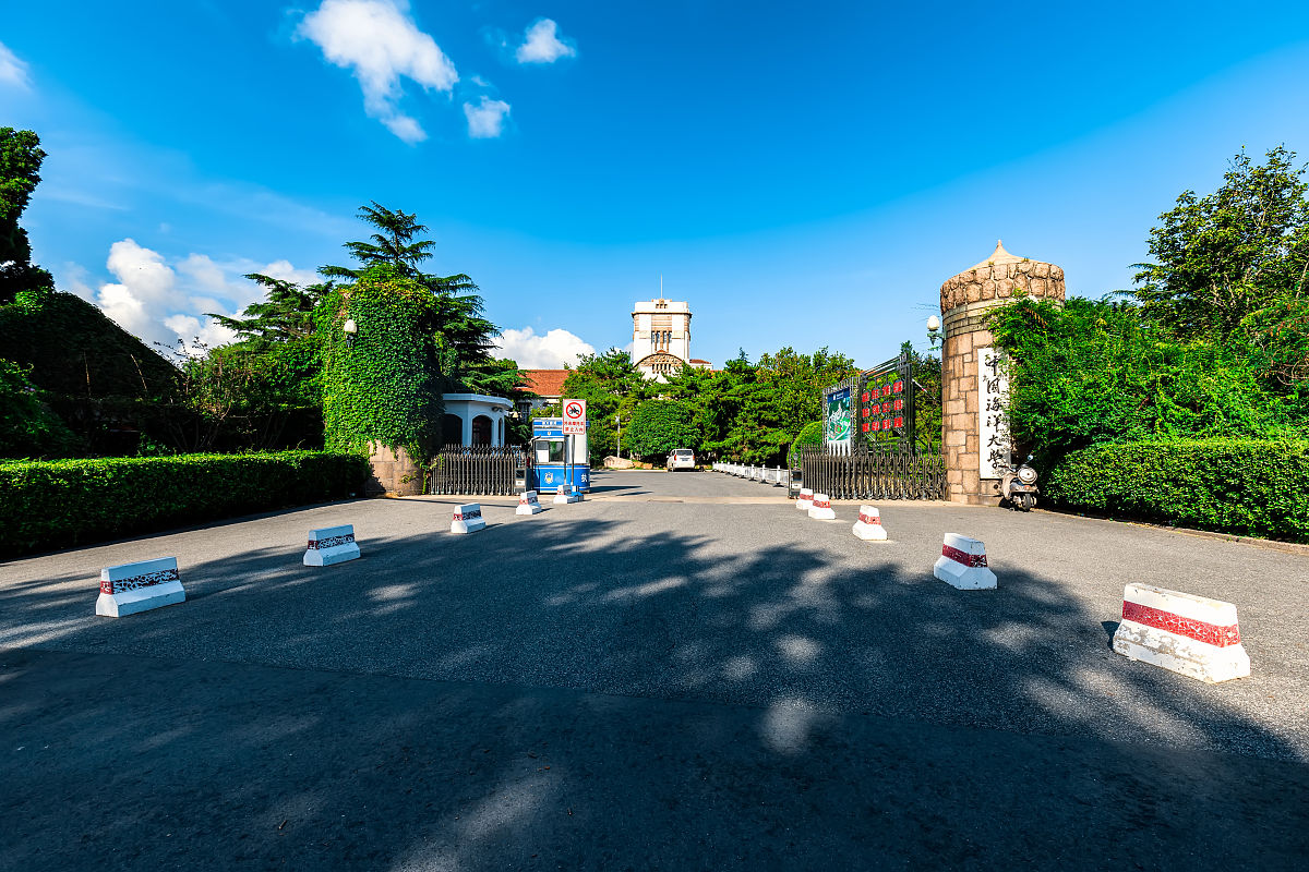 2019年08月09日,青岛,中国海洋大学鱼山校区正门.