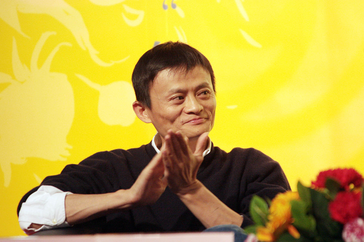 2007年 12月 11日 , 阿里巴巴 ceo 马云 受 邀 参加 万 通 地产 总裁 