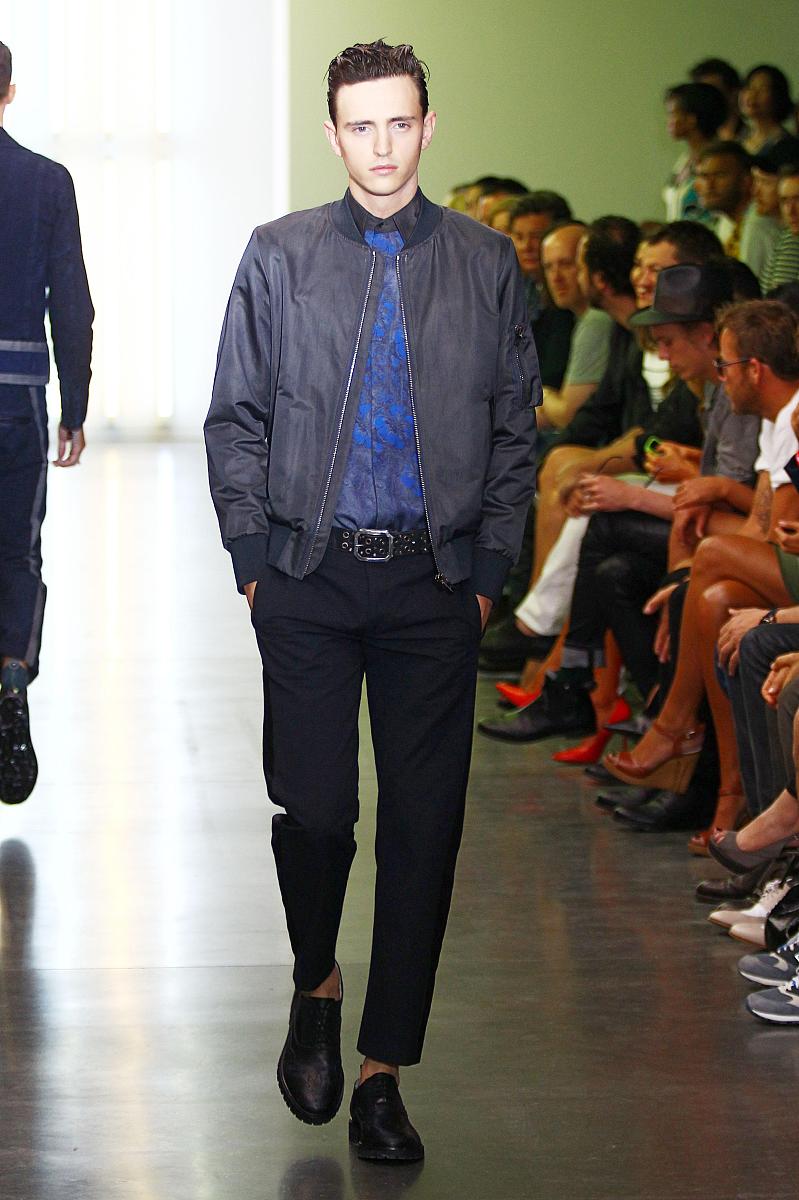 多选题 8、下列有关微调模型描述正确的有 A、微调之后的模型是专属模型也就是它只属于你自己B、微调模型并不是让模型记住你给它提供的数据而是让它根据这些训练数据找到新的规律使用某种语气风格或者特定的方式生成文本内容C、微调模型不需要基础模型D、我们可以准备一些人工审查过的高质量的示例数据然后用这些数据去训练模型让它更适应某种特定类型的任务E、微调模型训练和使用都是收费的