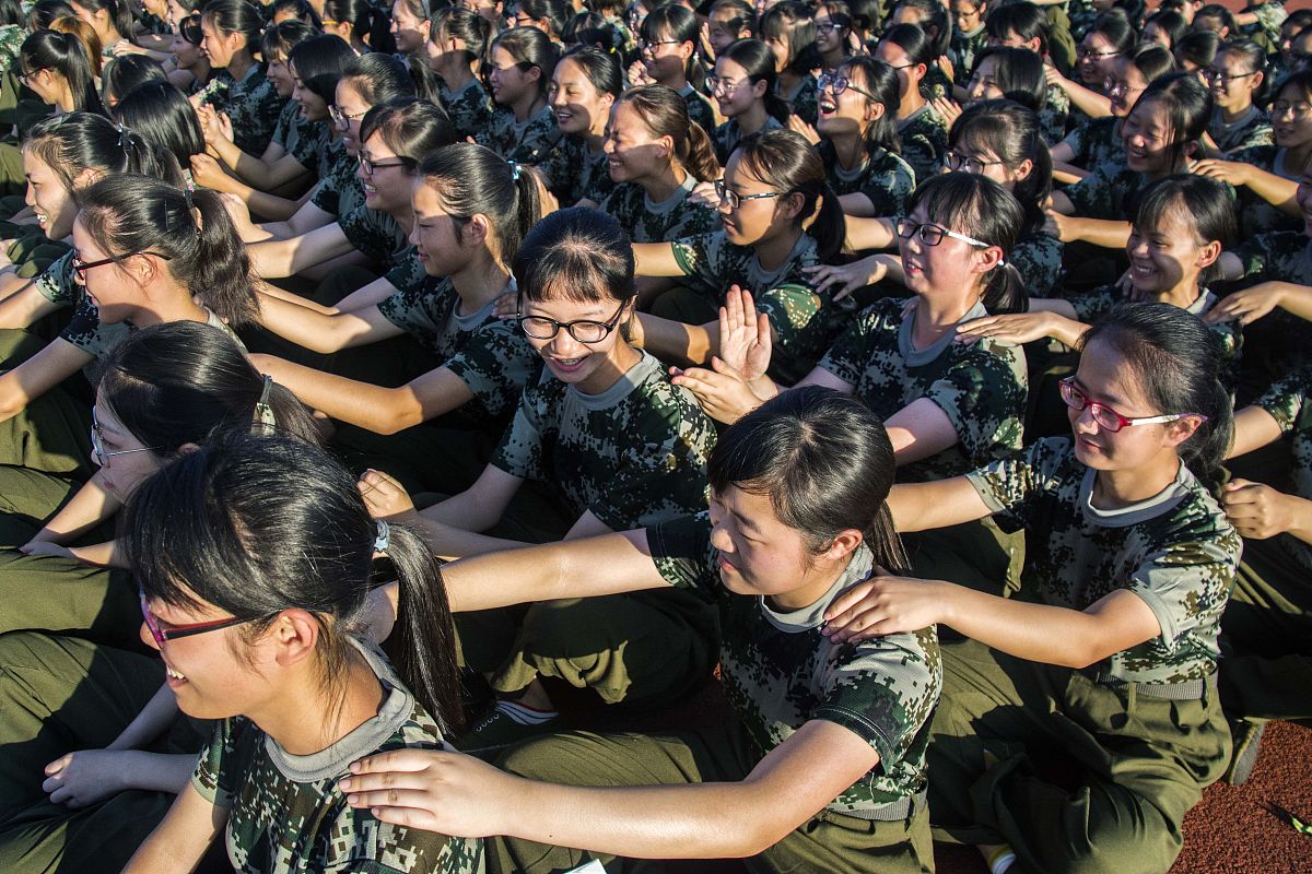 难忘的军训经历：从合唱比赛到膝盖受伤，收获成长与友谊