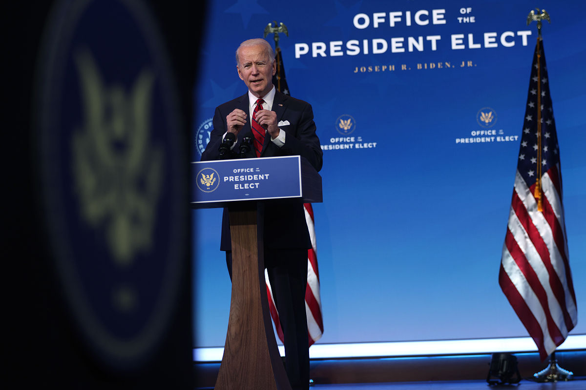 陪我聊天你出一个话题换一个美国？不太了解可以介绍一下吗？美国现任总统如何可以预测一下下一任总统吗？根据历史数据和现有趋势进行推断和预测