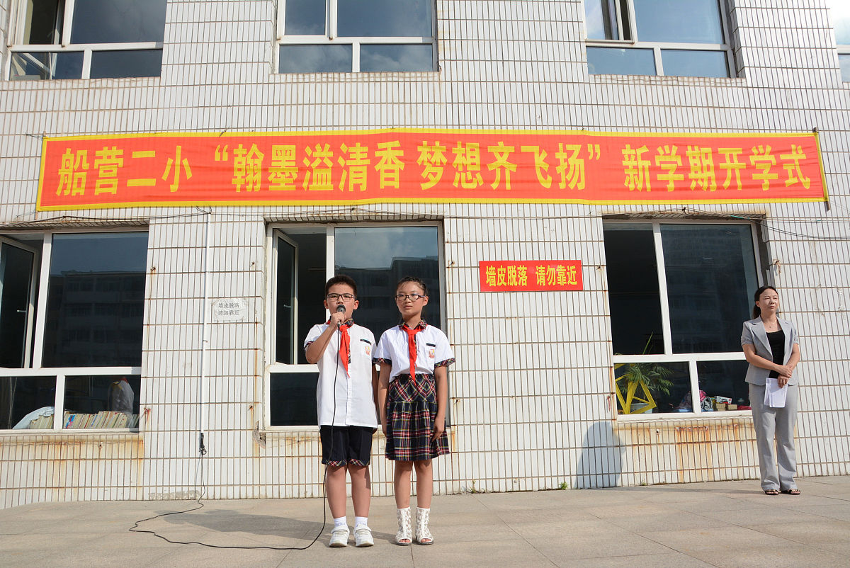 石牌镇小学举行'我家最美故事'征文展，400名学生参与，感人故事频出