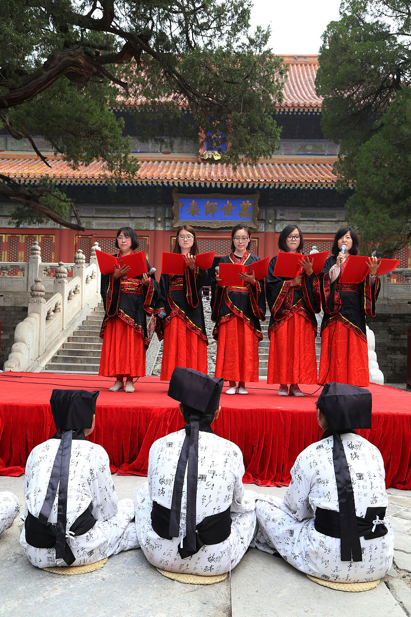 现在我身处南京玄武外国语学校的毕业典礼上在有钢琴曲《听妈妈的话》伴奏下我将进行诗朗诵其能对应父母恩情的主题同时引出下面歌曲《不完美小孩》请撰写这篇朗诵稿要求文字富有文采不直接出现毕业《听妈妈的话》或《不完美小孩》的歌词或标题朗读时间不超过一分钟