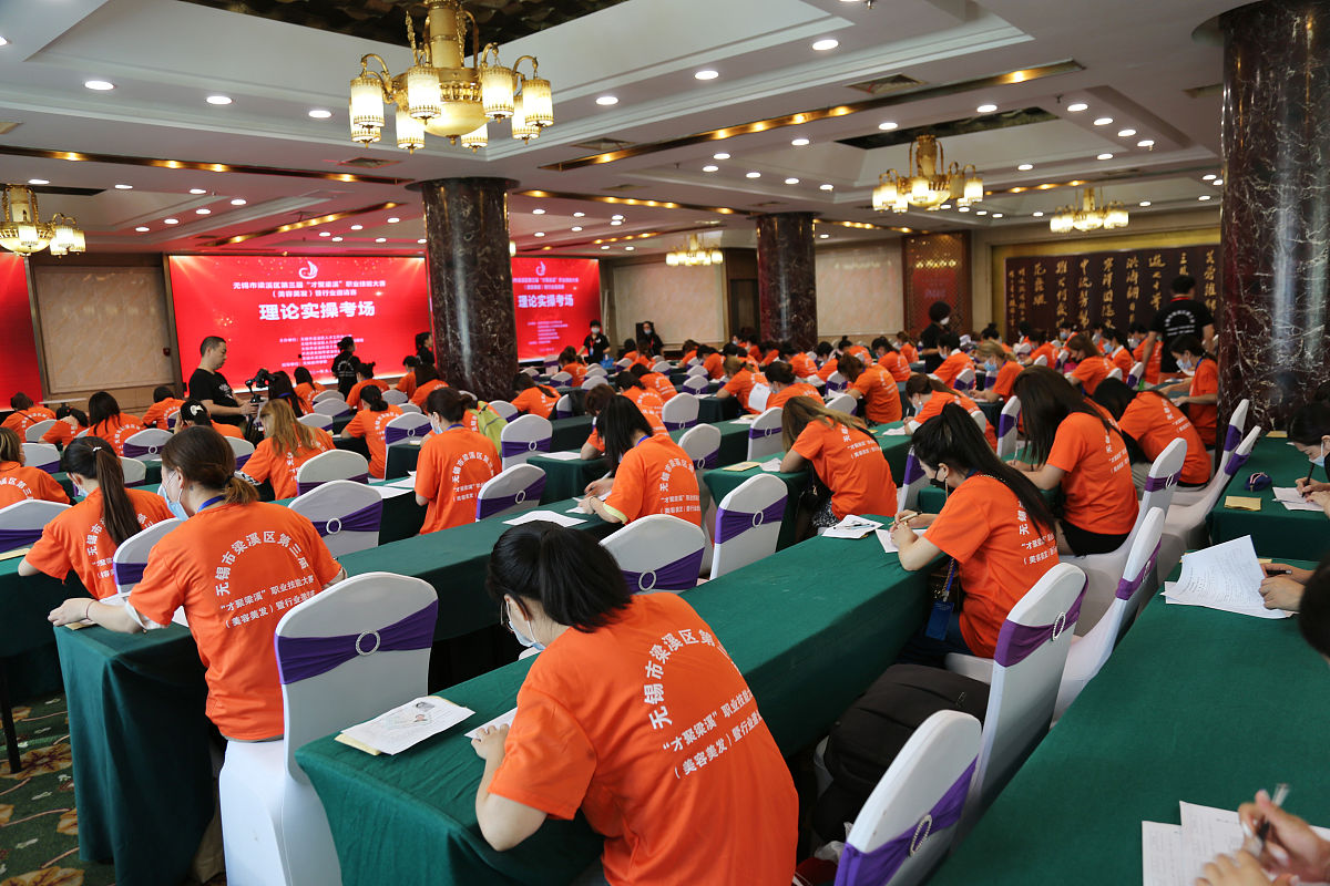 你现在的身份是论文作者请撰写招商信诺人寿保险公司营销人员培训体系优化的奖励机制保障措施请穿插案例和数据进行说明和辅证激励机制保障